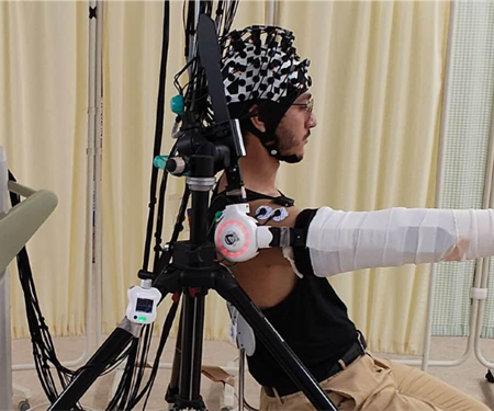 運動に関する脳の意思をロボットで計測している様子